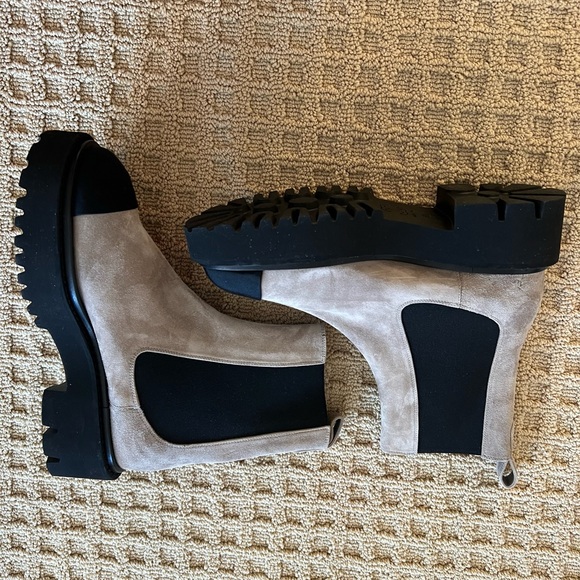 CHANEL BOOT - Picture 3 of 6